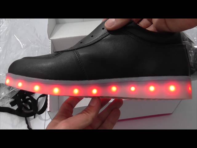 Vídeo relacionado con APTESOL 11 Modos LED Zapatillas, Zapatillas Altas con iluminación para Hombres y Mujeres, Zapatos con Luces Intermitentes Recargables por USB [Negro,43]