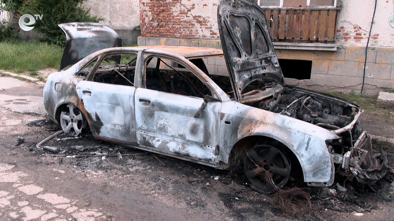 Два автомобила са пламнали в полунощ в Димитровград