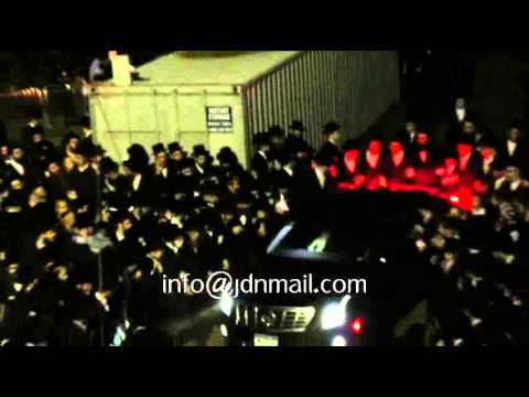 Skver Rebbe Saying Tashlich - Tishrei 5775