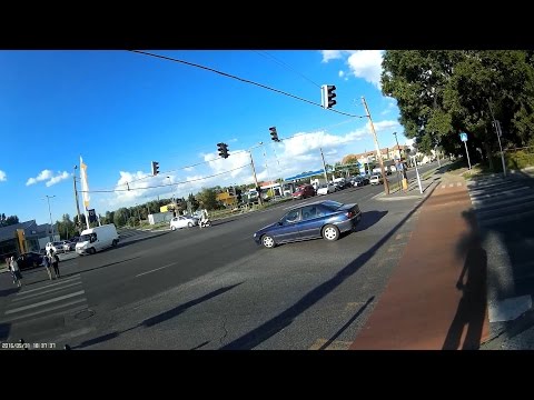 Mopedest majdnem elütik - Scooter vs. car close call