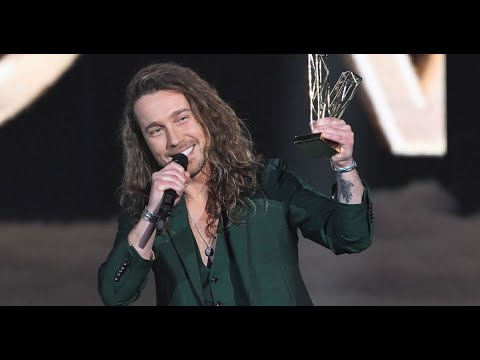 Julien Doré en coulisses des Victoires de la musique : il recycle son trophée d'une drôle de façon