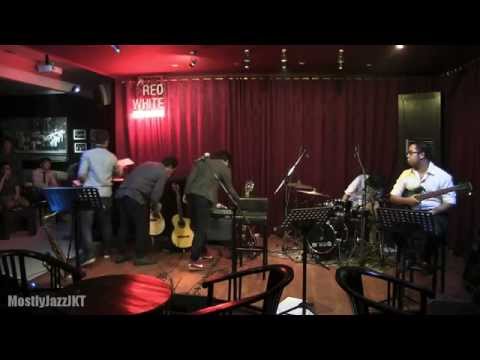Gerald Situmorang Trio - Dice ft. Dennis Junio @ Mostly Jazz 07/06/14 [HD]