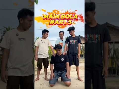 Kalian pernah nendang, bolanya masuk rumah orang #comedy #viral #shorts #wakotu
