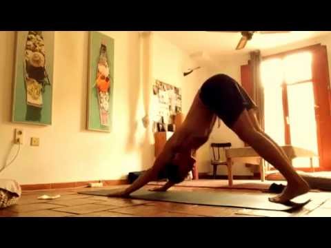 Practicando Ashtanga Yoga.