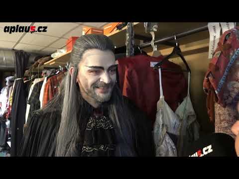 Zaseklý upír? Muzikálová hvězda Dušan Vitázek zapomněl text a jen házel kamínky do vody!