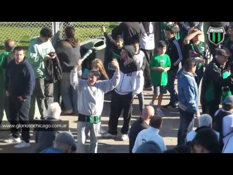 "La hincha de Nueva Chicago entona la marcha Peronista. Â¡NO NOS HAN VENCIDO!" Barra: Los Pibes de Chicago • Club: Nueva Chicago