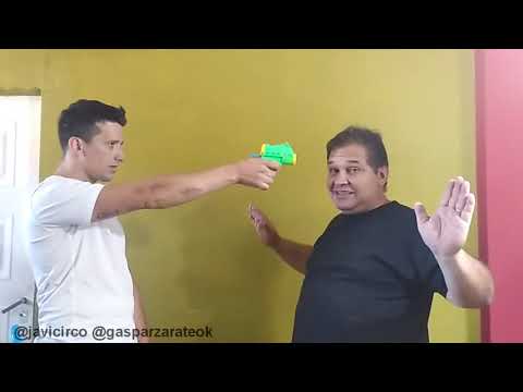 Técnica para defenderse de un atacante con arma.