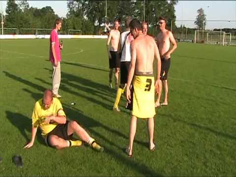 D.S.V.D. toernooi mei 2009 zingend uit de kantine en dan feest vieren op het veld