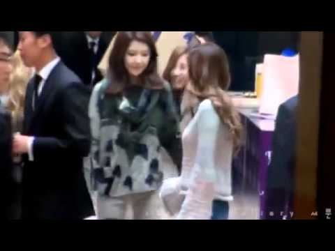 111207 SNSD Taeyeon And Seohyun Funny Moment @ J.ESTINA Fansign
