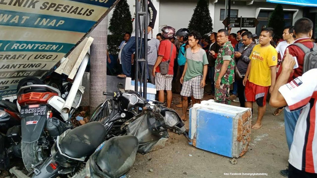  Kecelakaan  Maut Truk  Meluncur di  Bumiayu  Tabrak 15 