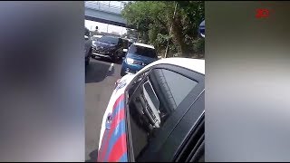 Download lagu Video Wanita Tabrak Polisi Usai Terobos Rombongan Jokowi mp3