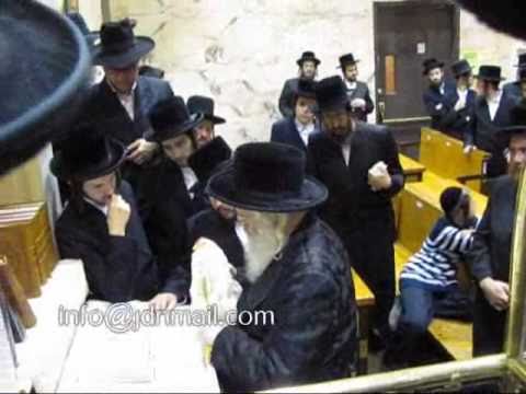 Munkatcher Rebbe at Tashlich and Kaporos 5771