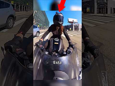 Chica motociclista casi se desmaya 😰