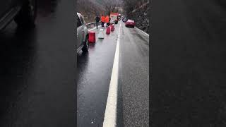 VIDEO FOTO - Alunecări de teren pe DN7 pe Valea Oltului - Se circulă pe un singur sens 1 video