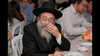 טעה ולא אמר "ועל הניסים" בברכת המזון ▪️הרב נחמנסון▪️(י"ח כסליו תשפ"ו. בית כנסת חב"ד לוד) (הרב יהודה לייב נחמנסון) - התמונה מוצגת ישירות מתוך אתר האינטרנט יוטיוב. זכויות היוצרים בתמונה שייכות ליוצרה. קישור קרדיט למקור התוכן נמצא בתוך דף הסרטון