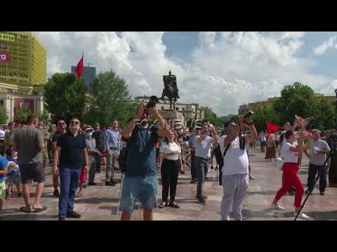 Avionët amerikanë "B-52" mbi sheshin "Skënderbej",në kuadër të 100 vjetorit të marrëdhënieve