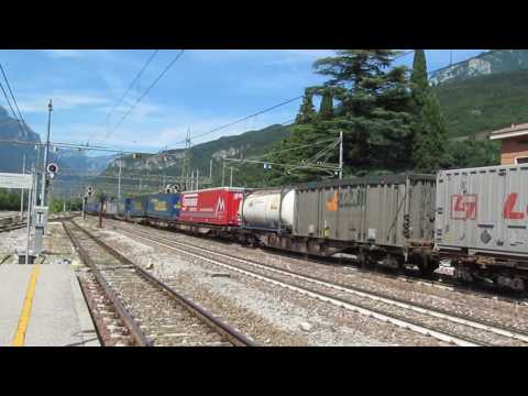 Tanti transiti e poche partenze in stazione a Peri!