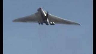 preview picture of video 'Vulcan XH558 Departs to Waddington - 03-07-08'