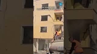 Ağır hasarlı bina, tazyikli su sıkılırken yıkıldı