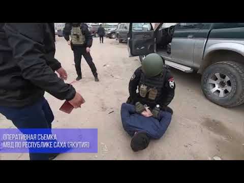 Повалили на землю и скрутили руки: видео задержания замминистра сельского хозяйства Якутии Повалили на землю и скрутили руки: видео задержания замминистра сельского хозяйства Якутии