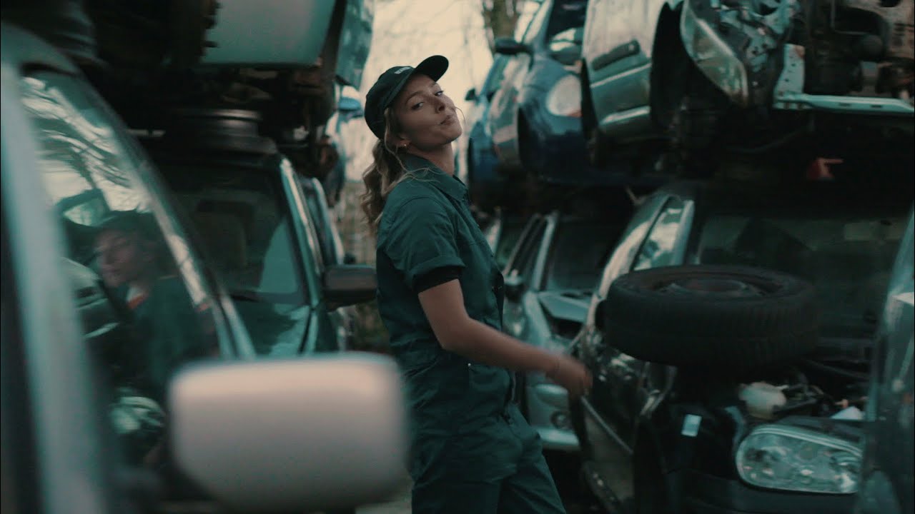 Songtext SERA Head Held High MusikGuru