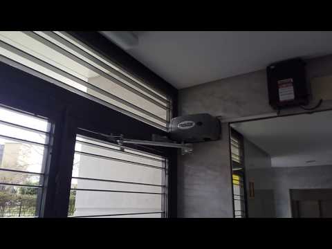 puerta peatonal de edificio para facilitar el acceso a personas con movilidad reducida