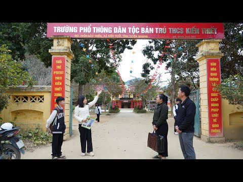 The schoolbag on his shoulder – the day Huy officially started school.