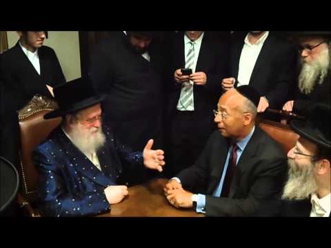 Bill Thompson Receives Blessing From Munkatch & Skulener Rebbe