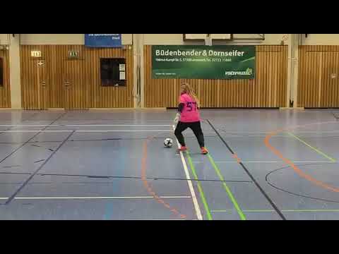 Keeper Phil Robin Herzog schießt seinen RW Lennestadt II per Traumtor zum Turniersieg