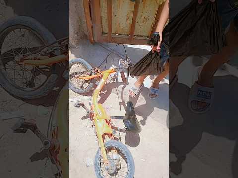 راح انلزمه وناخذ بايسكله 😂#Shorts
