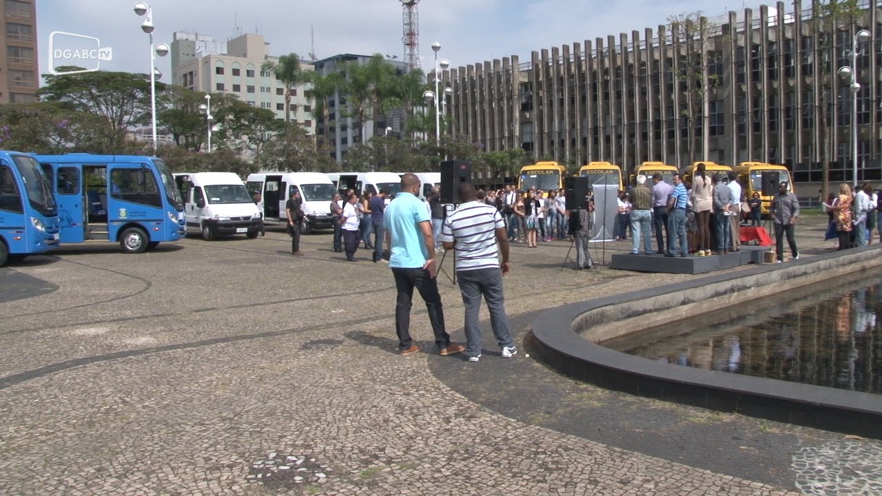 Santo André entrega ônibus para estudantes com necessidades especiais 