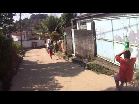 Chico bomba Acertando a bola na garrafa na cabeça de Felipe