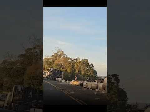 Caminhão tomba na PR-151 e interdita rodovia no Paraná