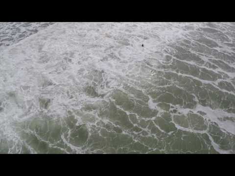 Images de drone de grosses vagues à Westport