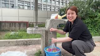 水風船を割ってひとときの涼を味わう。In the summer heat, we pop water balloons for a moment of cool relief.