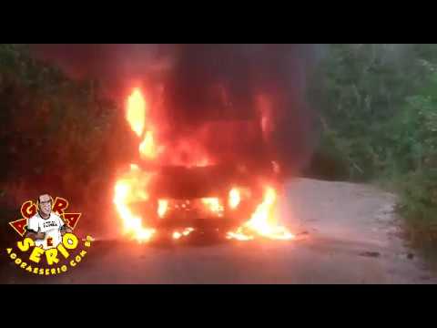 Ambulância pegando fogo na rua do Justos em Juquitiba