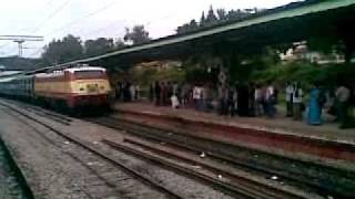 preview picture of video 'Lal Bagh Express at Bangalore Cantonment'