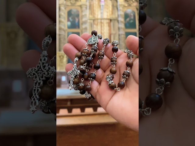Vídeo relacionado con Rosario Religioso VIRGEN DE FATIMA, de 59 Cuentas de Madera. Cruz de Madera 5 cms. y Bolsa Impresa. Convertible en Collar mediante mosquetones. Rosario Madera Marron VF