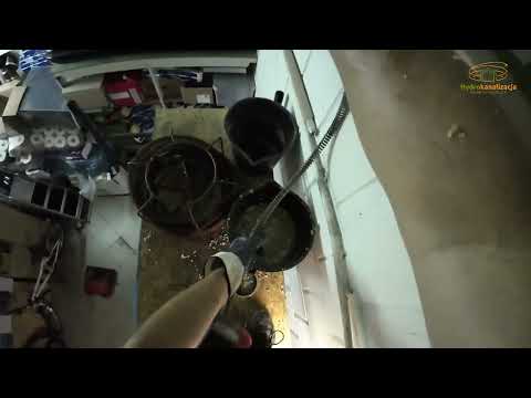 Udrażnianie a raczej przebijanie się przez złogi tłuszczu na pionie kuchennym.