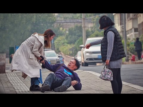 姑娘好心扶老人反被訛，路人們竟然這樣做！