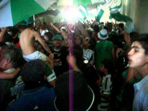 "Esta es la banda del león? 100 años de locura y pasión.." Barra: La Banda del León &bull; Club: Ituzaingó