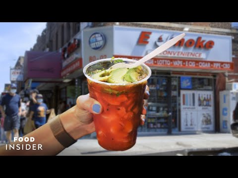 隱藏在Bodega的海鮮櫃檯提供新鮮的蝦和章魚。 (Seafood Counter Hidden In A Bodega Serves Fresh Cups Of Shrimp And Octopus)