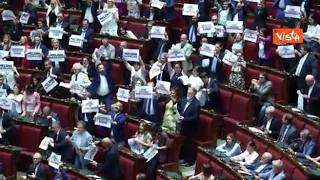 Legge elettorale, bagarre in Aula prima del voto. I cartelli delle opposizioni: "Meloni ha...