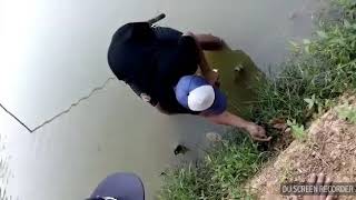 preview picture of video 'Mang Ucok metot deui belut balong tarikana menggoda .'