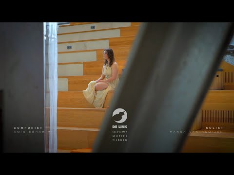 Hanna van Rooijen zingt een kort stuk van componist Amin Ebrahimi in de LocHal