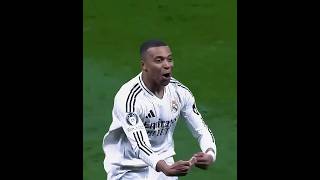 Mbappé recebendo a Chuteira de Ouro das mãos do lendário Luís Figo. #mbappe #realmadrid #futebol