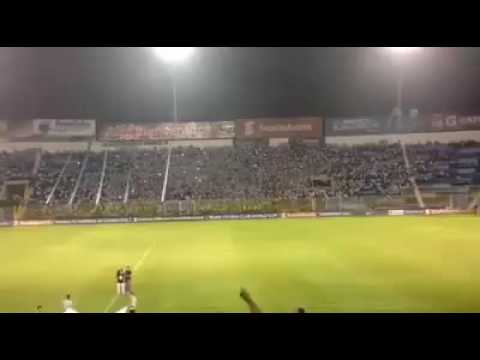 "Vengo Del Barrio De Los Albos" Barra: La Ultra Blanca y Barra Brava 96 &bull; Club: Alianza