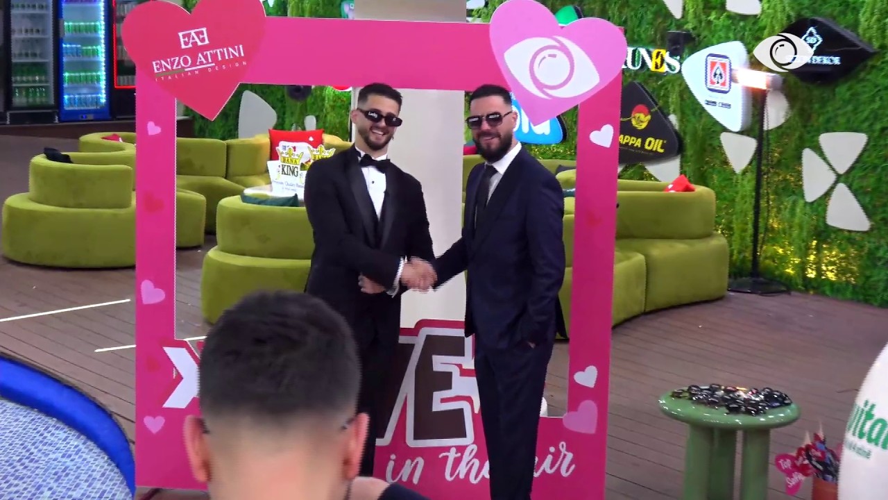 Gimbo i jep dorën Mirit teksa bëjnë fotot para dasmës