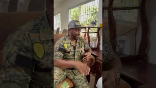 El Comando protege a este señor. Mira como