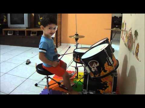 Bebê de 2 anos tocando bateria- FILIPE (2° vídeo)